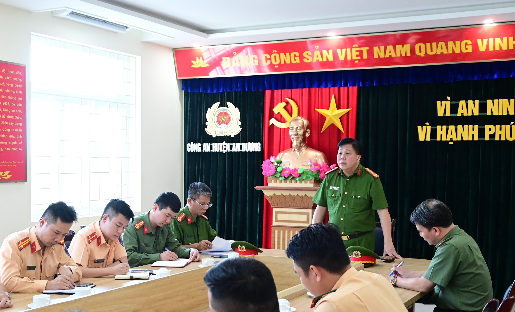 Đại tá Bùi Trung Thành - Phó Giám đốc Công an thành phố làm việc với Công an huyện An Dương